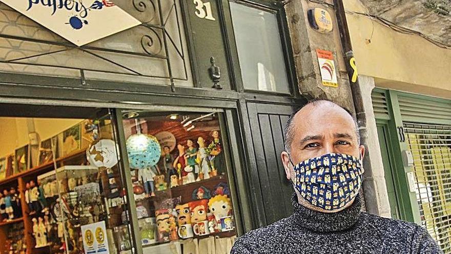 José Badenes a la seva botiga «Papers» a Girona