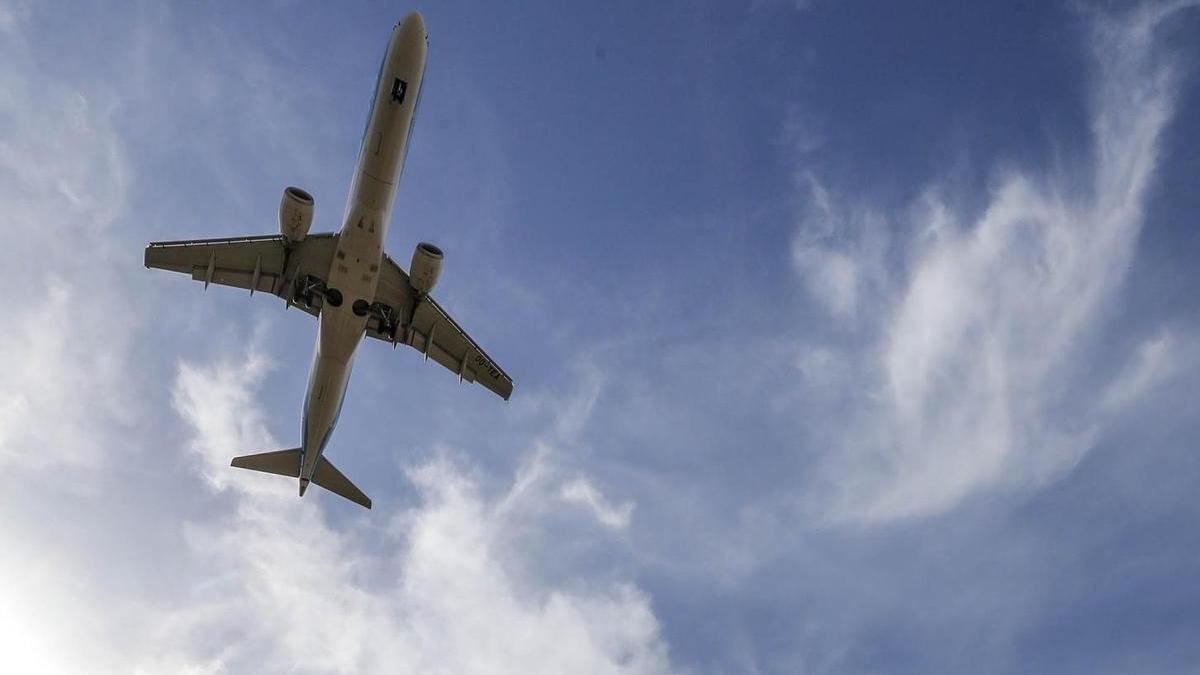 Susto en el aeropuerto de Alicante: un vuelo a Liverpool regresa tras sufrir un impacto en el despegue