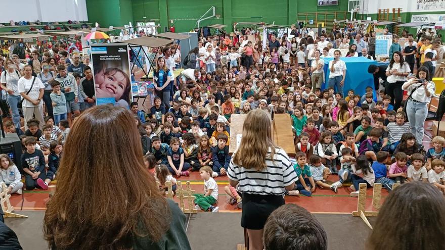 El pabellón del IES San Paio de Tui, repleto ayer de niños por el congreso EDUCODS 2030.  // FdV