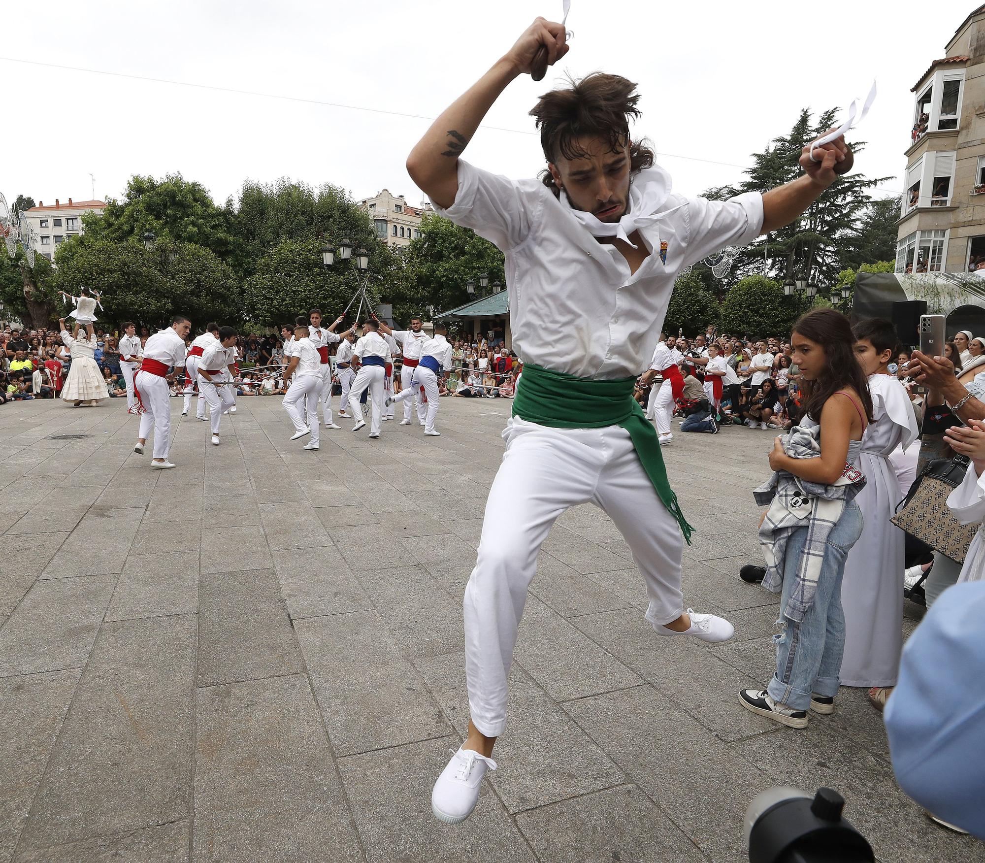 Redondela, cubierta por sus alfombras de flores