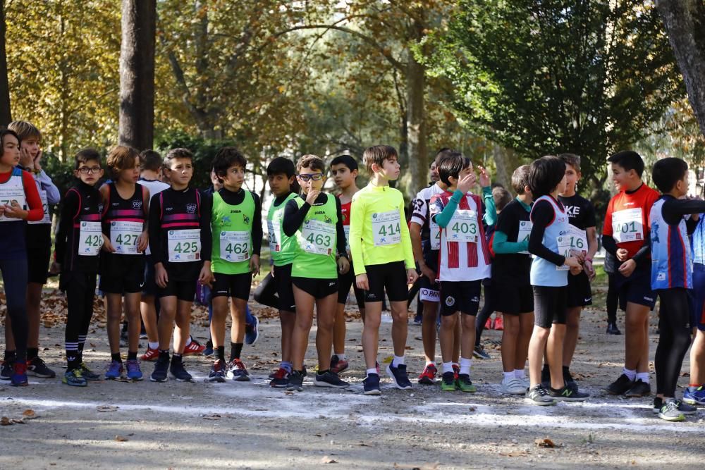 Más de 1.100 jóvenes atletas desafían a las bajas temperaturas para participar en la tradicional carrera de cross escolar.