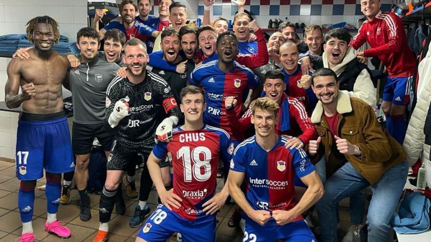 La plantilla del Langreo celebra el triunfo ante la Gimnástica de Torrelavega. | UPL