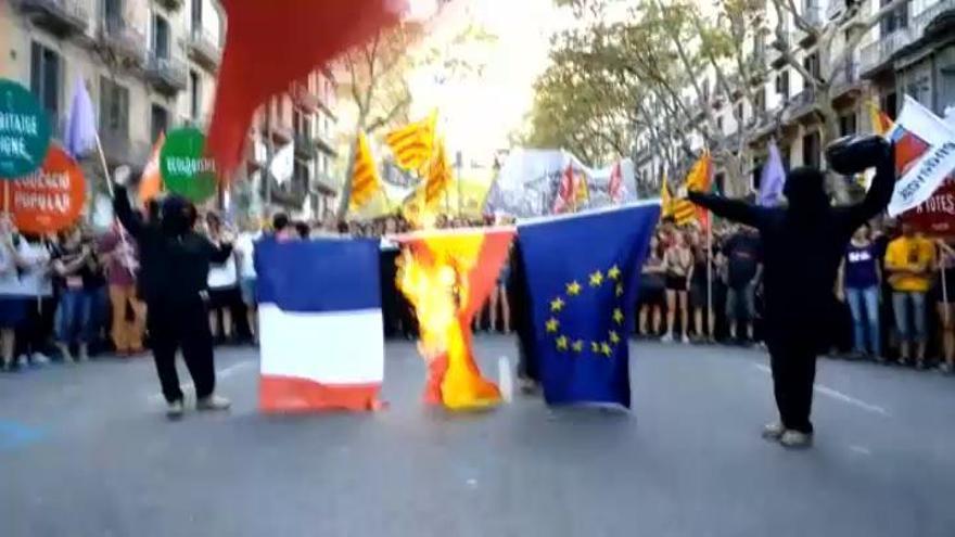 Queman las banderas de España, Francia y la UE en la Diada