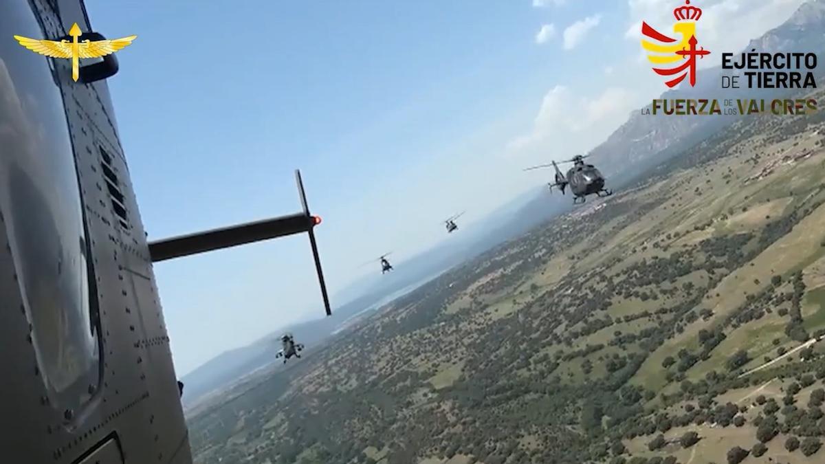 Imagen del vídeo compartido por las Fuerzas Armadas de varios helicópteros surcando los cielos de Santiago