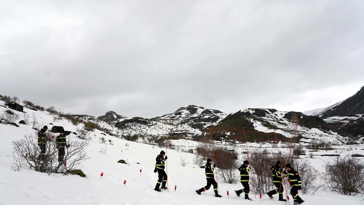 Simulacro de rescate de víctimas tras una avalancha de nieve a cargo de la UME.