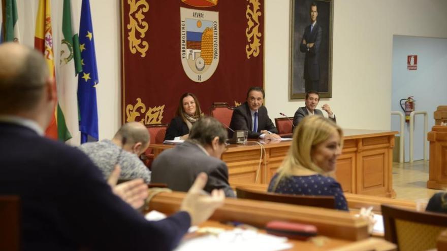 La edil de Urbanismo, Maribel Tocón, y el alcalde torremolinense, José Ortiz, durante el pleno.