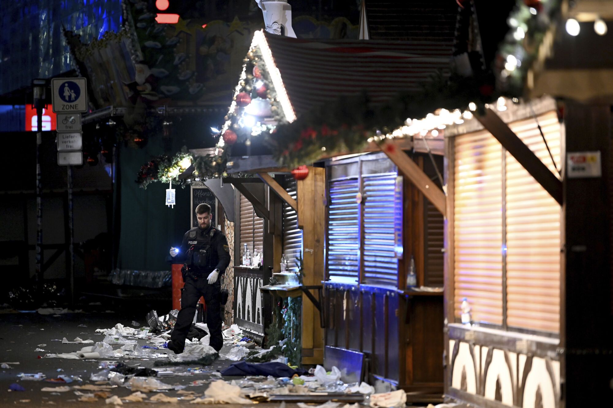 A policeman is seen at the Christmas market where an incident happened in Magdeburg, Germany, Friday Dec. 20, 2024. (Heiko Rebsch/dpa via AP) Associated Press / LaPresse Only italy and Spain. EDITORIAL USE ONLY/ONLY ITALY AND SPAIN