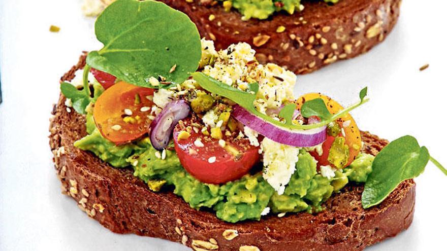 Leckeres Frühstück: getoastetes Brot mit Avocado und Schafskäse.