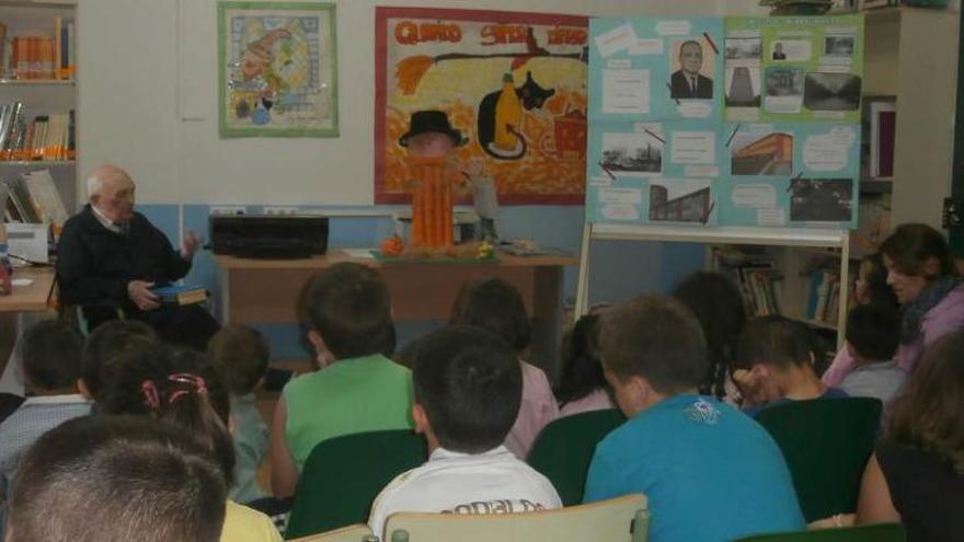 Antonio Fernández, junto a los alumnos del Benjamín Mateo.