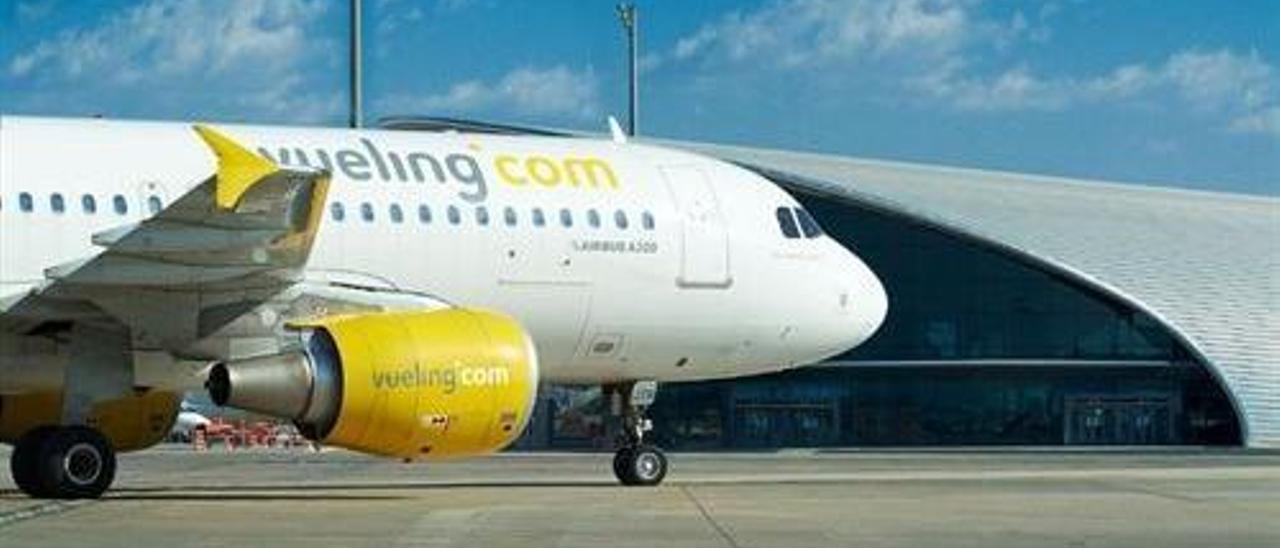 Un avión de Vueling en el aeropuerto de Asturias.