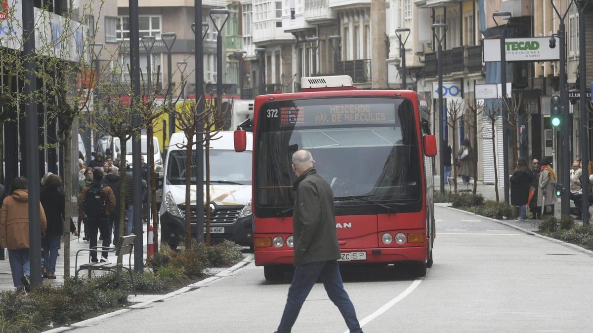 Un bus de la Compañía de Tranvías, circulando por San Andrés. |  Carlos Pardellas