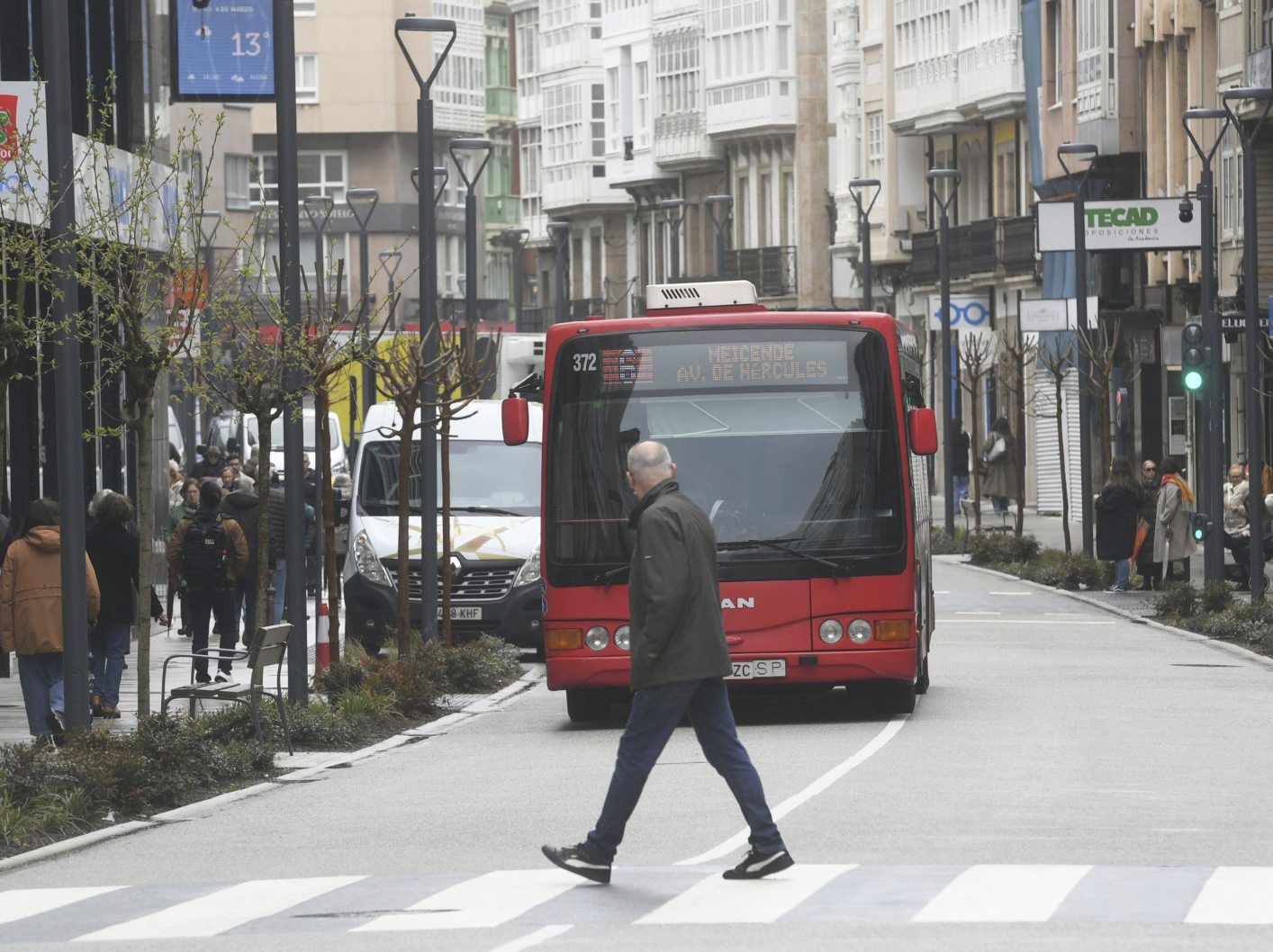 Un bus de la Compañía de Tranvías, circulando por San Andrés. | Carlos Pardellas