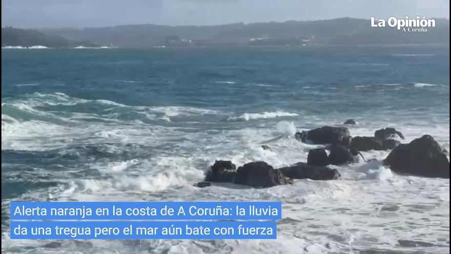 La lluvia da una tregua pero el mar bate con fuerza en A Coruña