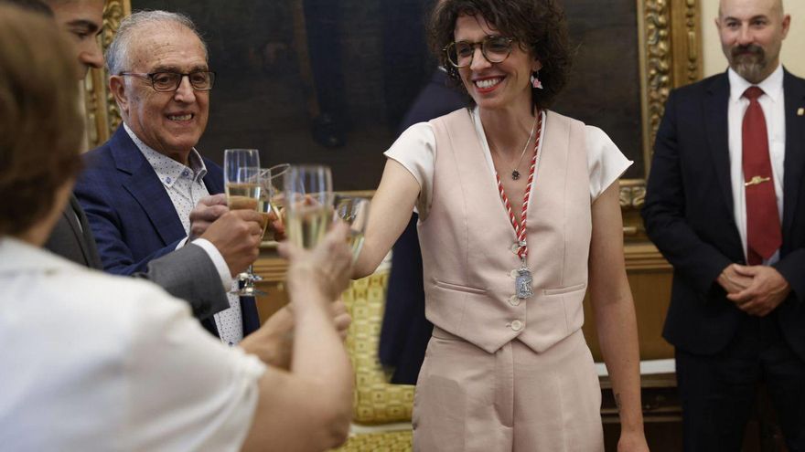 Noelia Ordieres, brindando ayer con los novios y testigos en la última boda oficiada como edil en el Ayuntamiento.