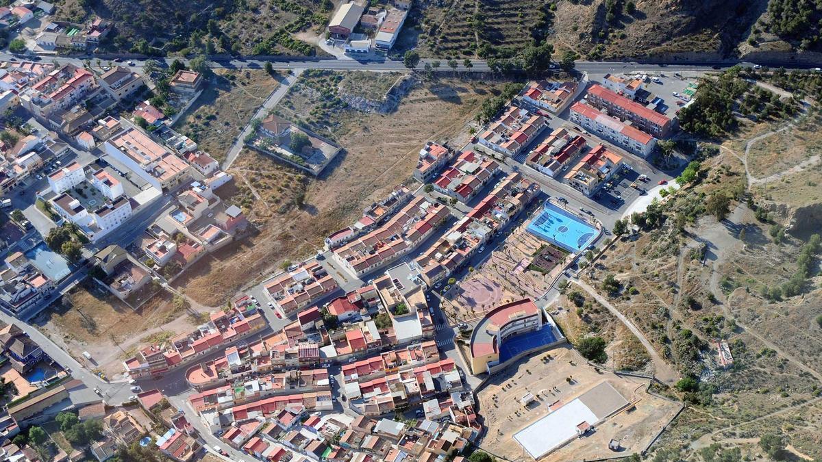 A la izquierda, entre las hileras de edificaciones, el terreno que adquirirá el Ayuntamiento para vivienda social