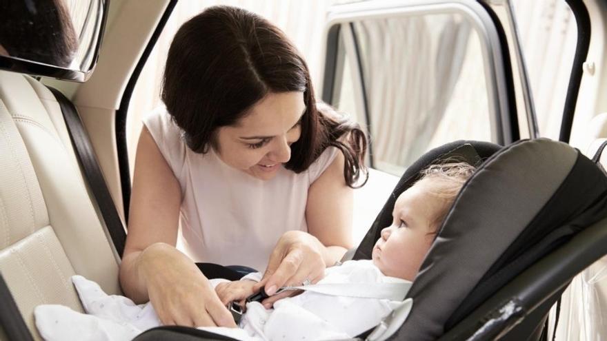 Multa de 200 euros y 4 puntos por llevar al niño en el coche con la sillita pero incumpliendo este detalle clave