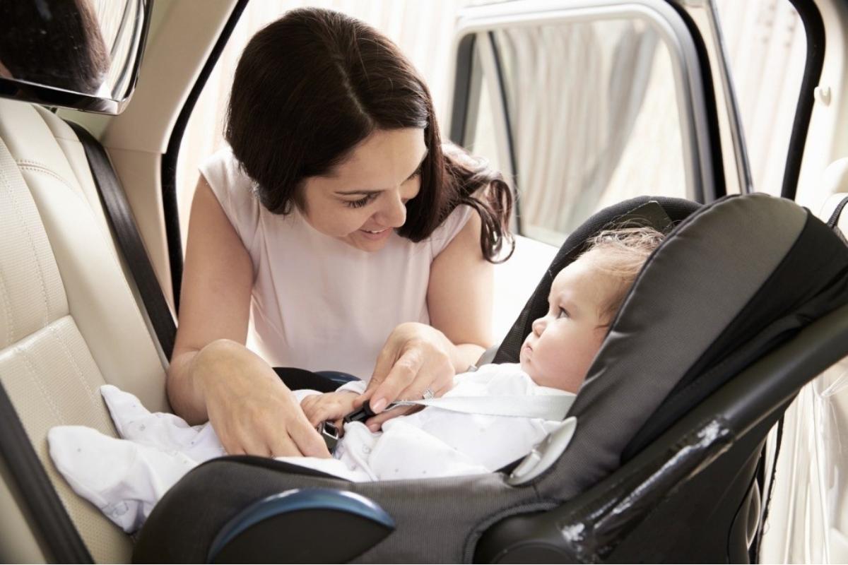 Multa de 200 euros y 4 puntos por llevar al niño en el coche con la sillita pero incumpliendo este detalle clave