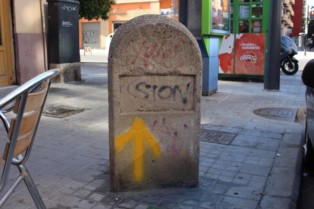 Mojín muy deteriorado en la calle San Vicente, esquina con Millares, de la antigua Nacional 340