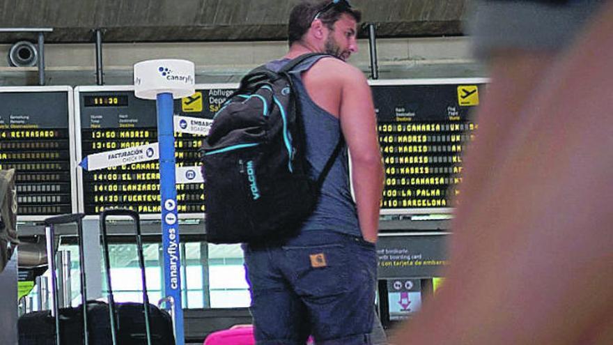 Un viajero en la operación salida en el aeropuerto de Los Rodeos.