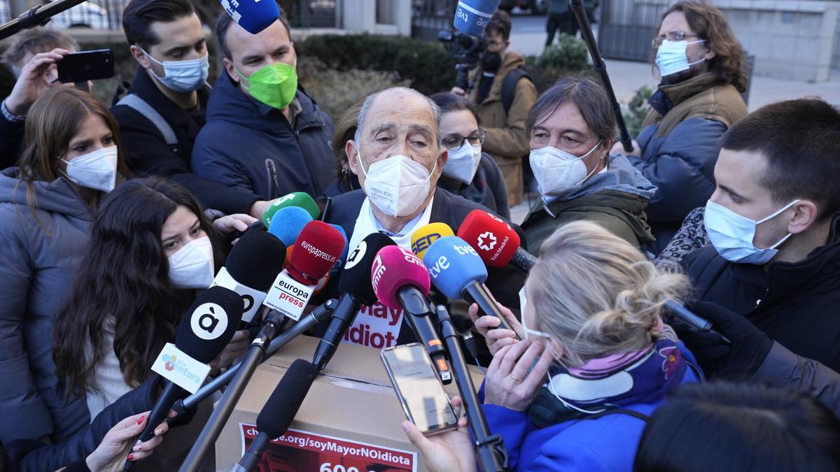 Der spanische Rentner Carlos San Juan spricht mit Journalisten vor dem Wirtschaftsministerium in Madrid, bevor er die gesammelten Unterschriften übergibt.