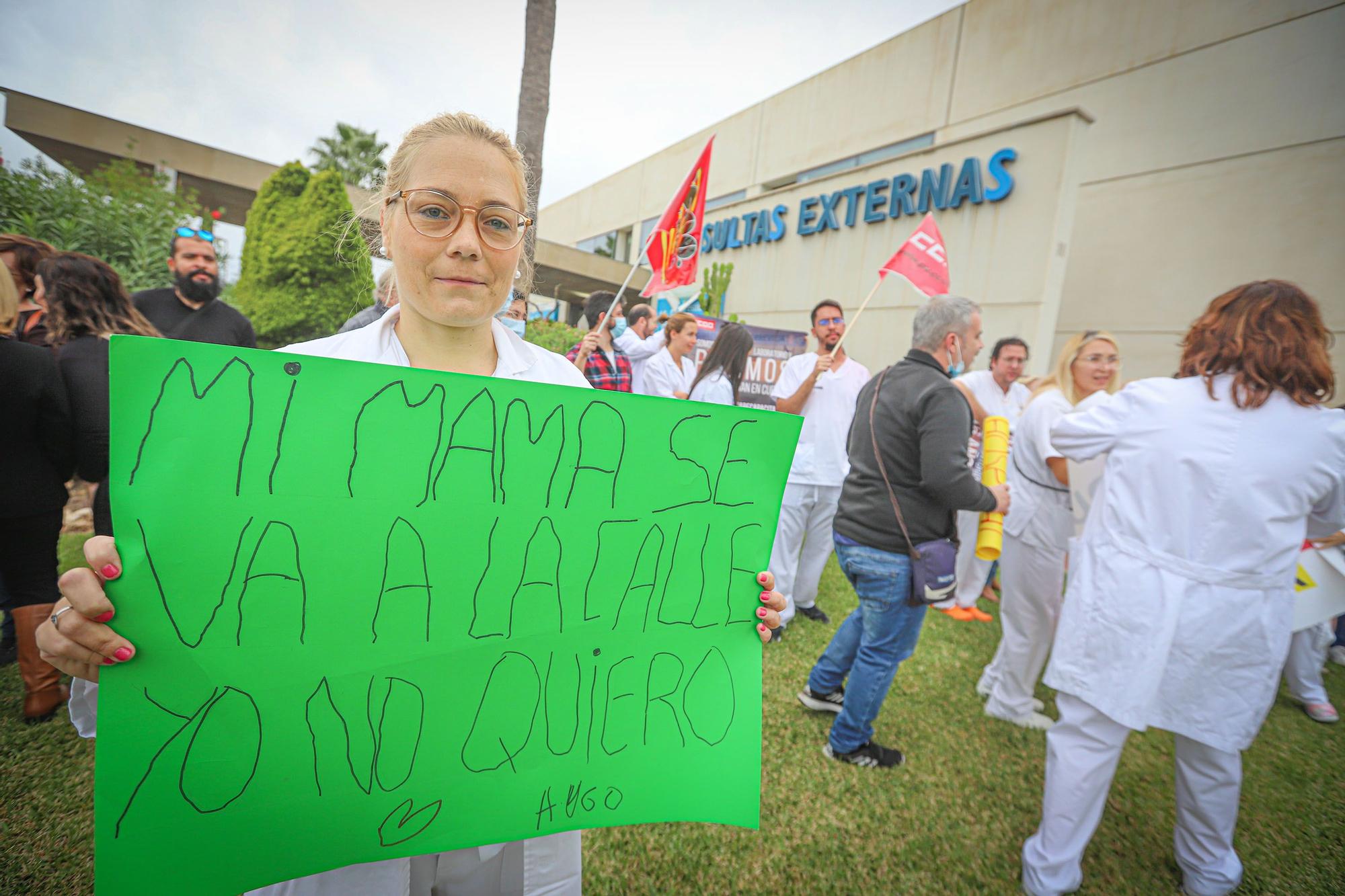 La plantilla del laboratorio del hospital de Torrevieja reclama a la Generalitat que no les deje en la calle