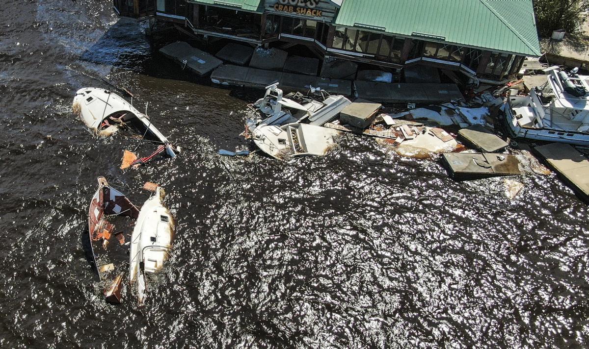 Fort Myers (United States), 29/09/2022.- An aerial photo made with a drone shows damage in the wake of Hurricane Ian in Fort Myers, Florida, USA, 29 September 2022. Hurricane Ian came ashore as a Category 4 hurricane according to the National Hurricane Center and is nearing an exit into the Atlantic Ocean on the East Coast of Florida. (Estados Unidos) EFE/EPA/TANNEN MAURY