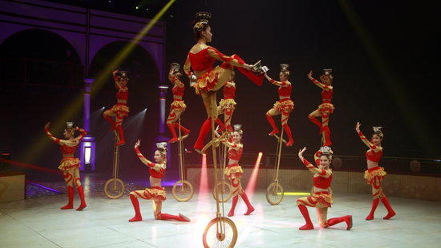 La Xinjang Acrobatic Troupe assanjant la seva funció.