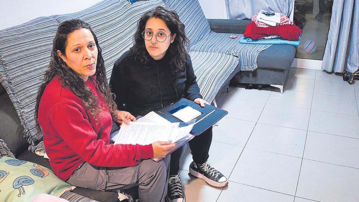 Lorena Artero, junto con su madre Lorena Almela, inquilinas de una de las viviendas afectadas por el desahucio, programado para el viernes.