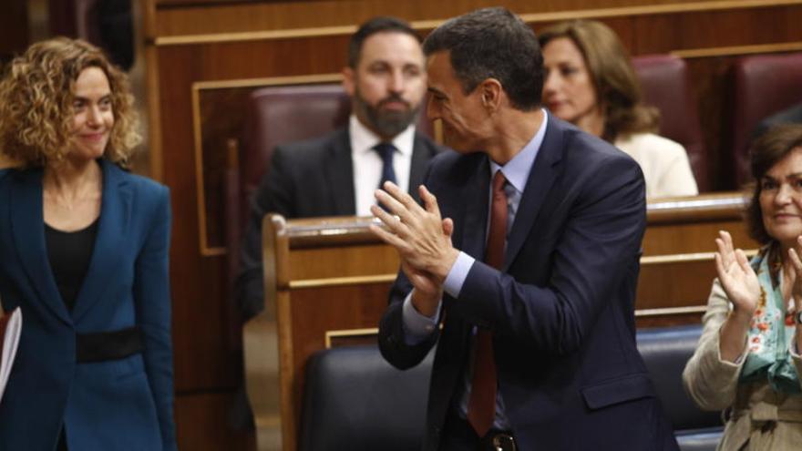 Sánchez aplaude a Batet en el Congreso.