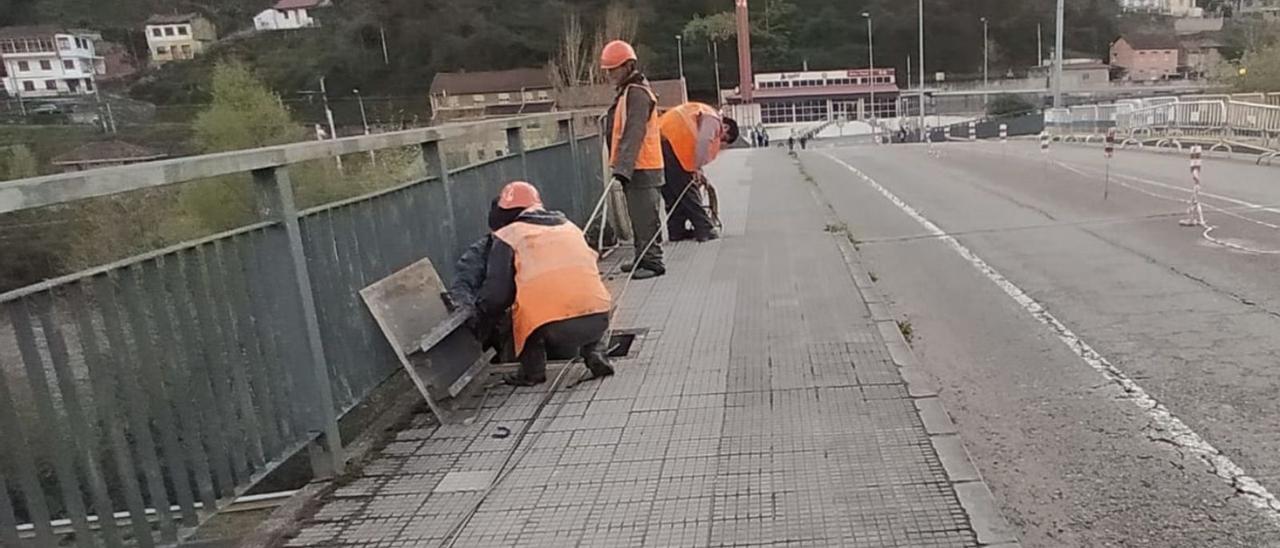 Operarios trabajando en el puente de Seana, el pasado viernes. | D. M.