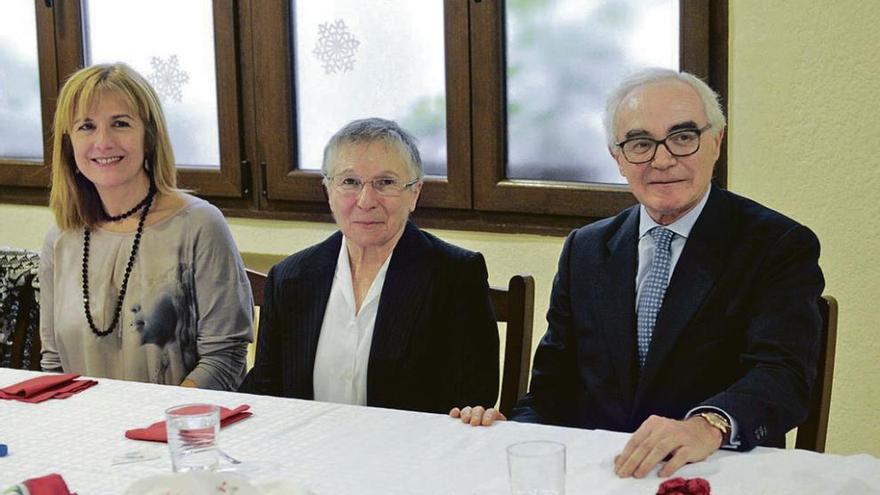 Por la izquierda, María Luisa Ponga, sor Esperanza y José García-Inés.