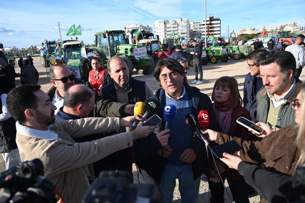 Así ha sido la salida de la tractorada desde Elche
