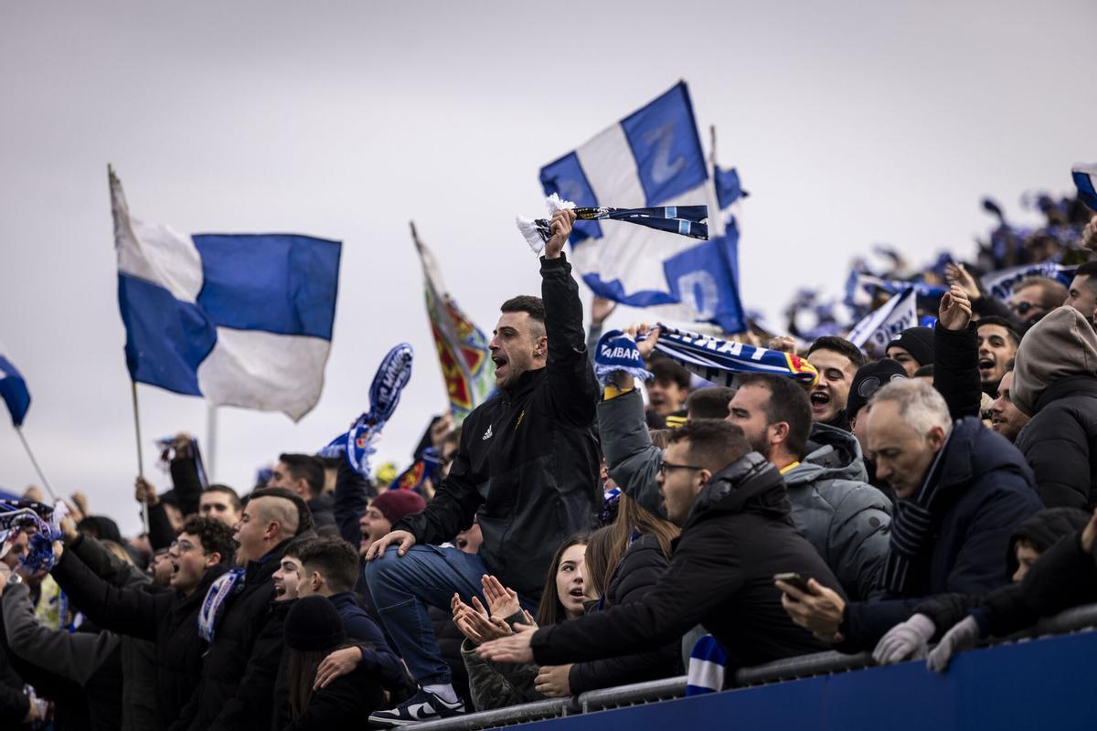 Aficionados del Real Zaragoza celebran uno de los tres goles frente al Leganés en el Ibercaja Estadio.
