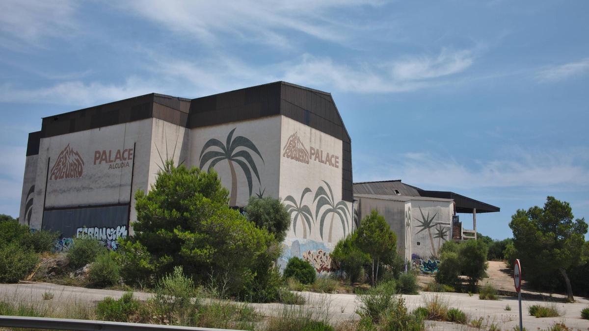 Exterior de es Fogueró, la sala de fiestas abandonada en el Port d'Alcúdia.