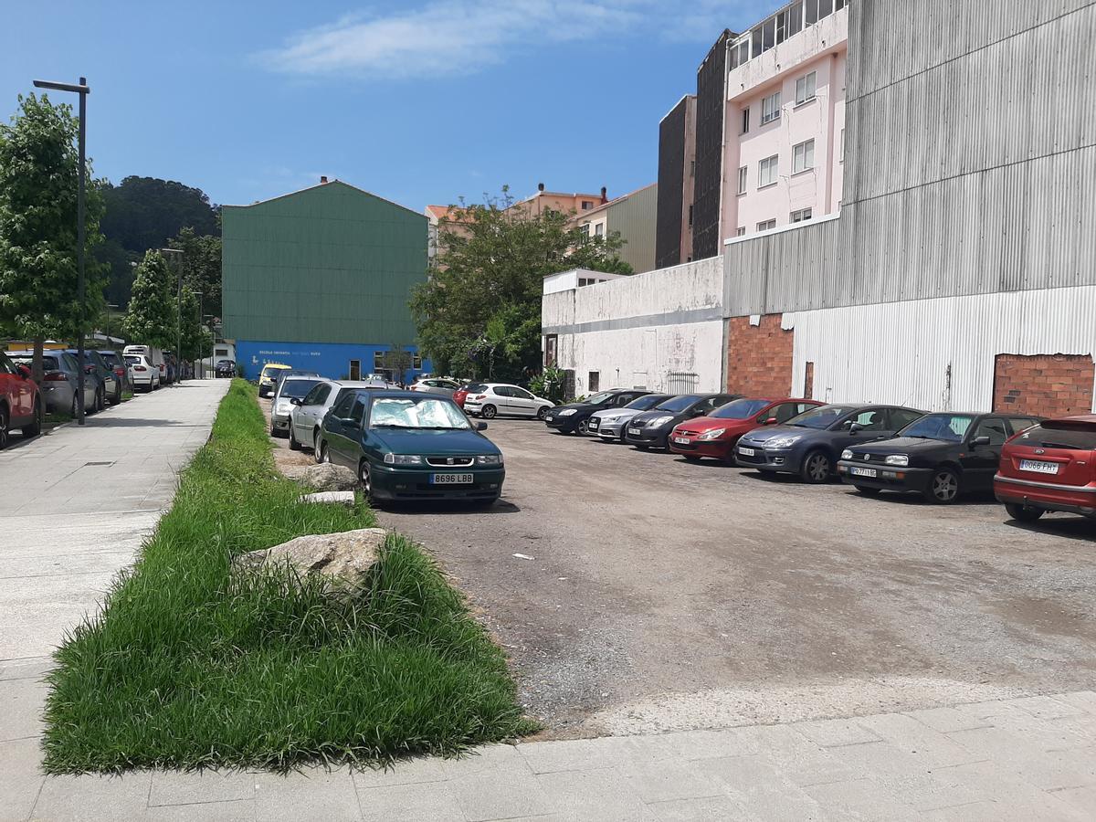 El aparcamiento que se acondicionará en la calle Santán, en el centro de Bueu.