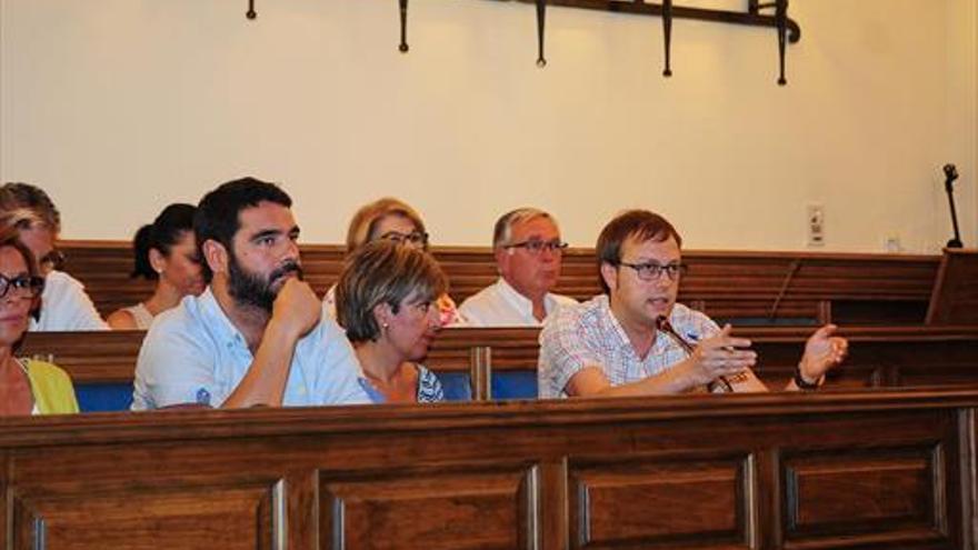 El PSOE pregunta si es compatible ser concejal liberado en Plasencia y extra de televisión