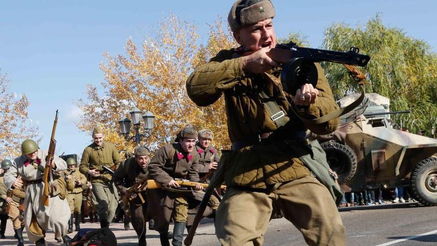 Un soldado soviético carga contra las tropas nazis.