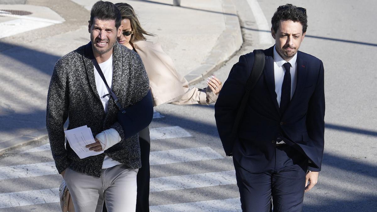 El director de la selección masculina de fútbol, Albert Luque (i), a su llegada a los juzgados de Terrassa (Barcelona).