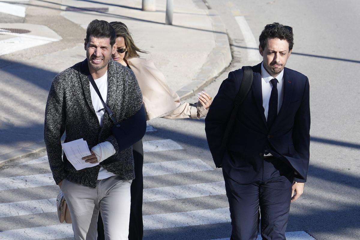 El director de la selección masculina de fútbol, Albert Luque (i), a su llegada a los juzgados de Terrassa (Barcelona).