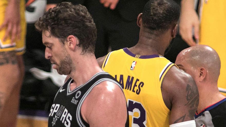 Pau Gasol, y tras él LeBron James.