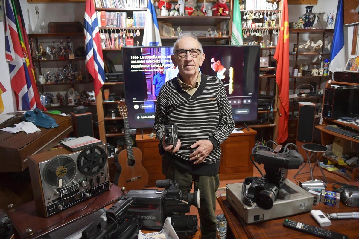 El autor del vídeo sobre A Coruña en los 80, Eduardo Fernández-Tafall, con su equipo de grabación.