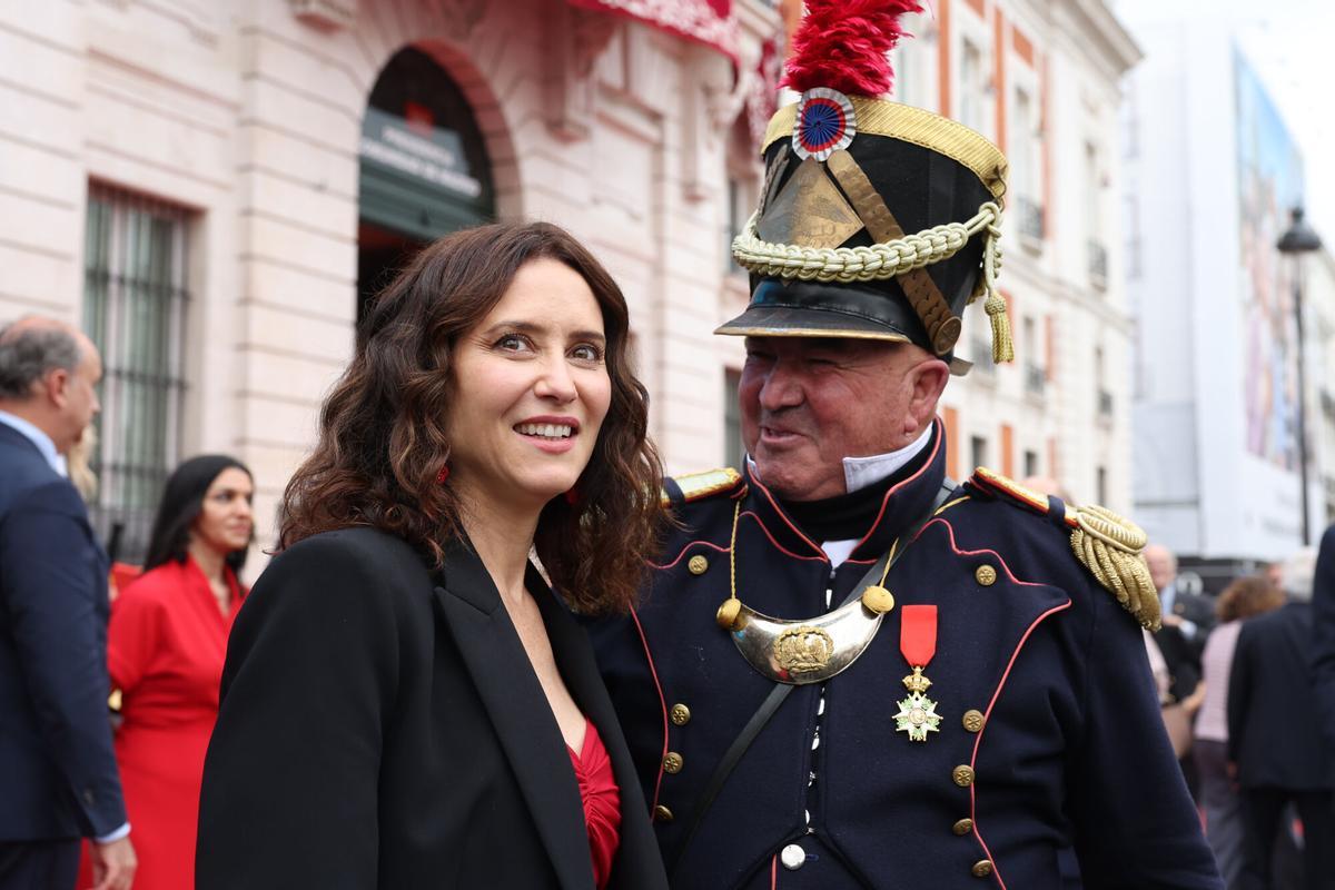 La presidenta de la Comunidad de Madrid, Isabel Díaz Ayuso, al inicio de la recreación del levantamiento del pueblo madrileño contra el Ejército francés en la Puerta del Sol que forma parte de las celebraciones organizadas por la Comunidad de Madrid por el Día de la región. EFE/Kiko Huesca. Sustituye y añade fotos
