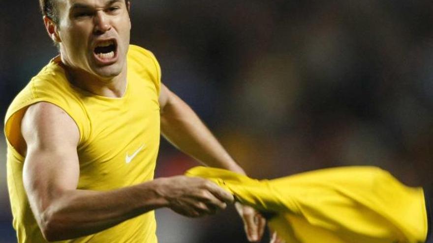 Iniesta celebra su gol al Chelsea en 2009.| reuters