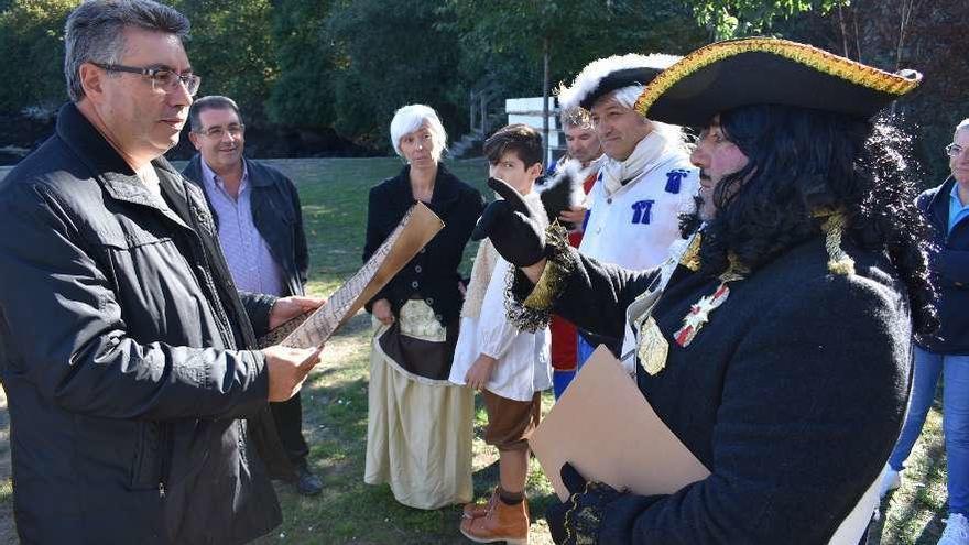 El alcalde de Redondela, Javier Bas (dcha), con los actores y representantes del colectivo cultural de Rande, ayer, en la presentación de la fiesta de recreación histórica. // FdV