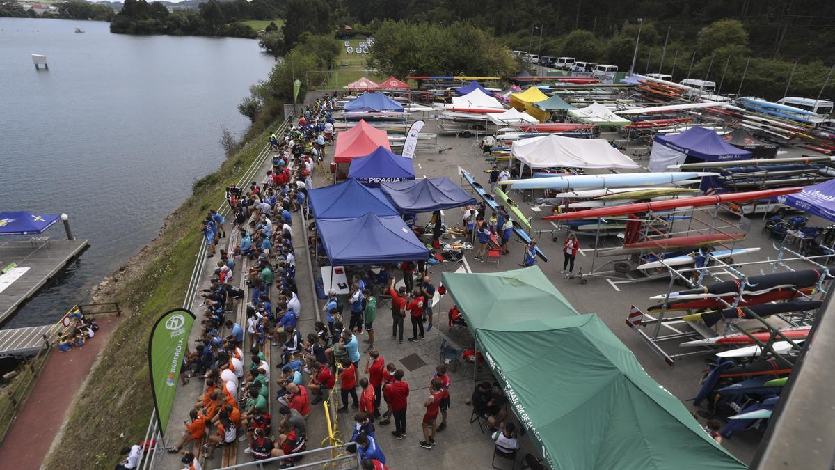 Campeonato de piragüismo en el embalse de trasona