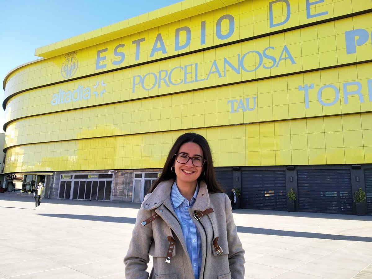 Paula, en uno de los puntos más emblemáticos de su ciudad, el Estadio de la Cerámica en el que juega el Villarreal.