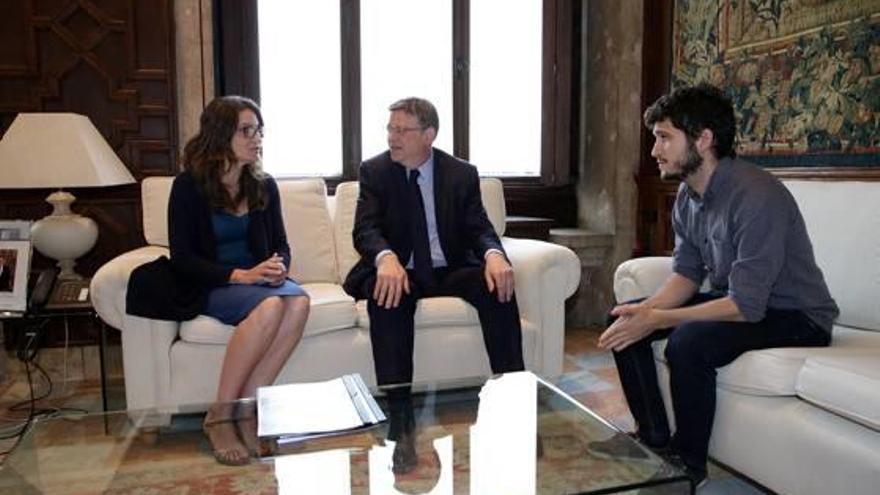 El jefe del Consell, Ximo Puig, junto a la vicepresidenta, Mónica Oltra, y el líder de Podemos, Antonio Estañ.