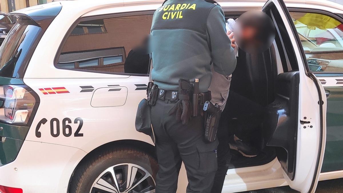 Momento del traslado de uno de los detenidos.