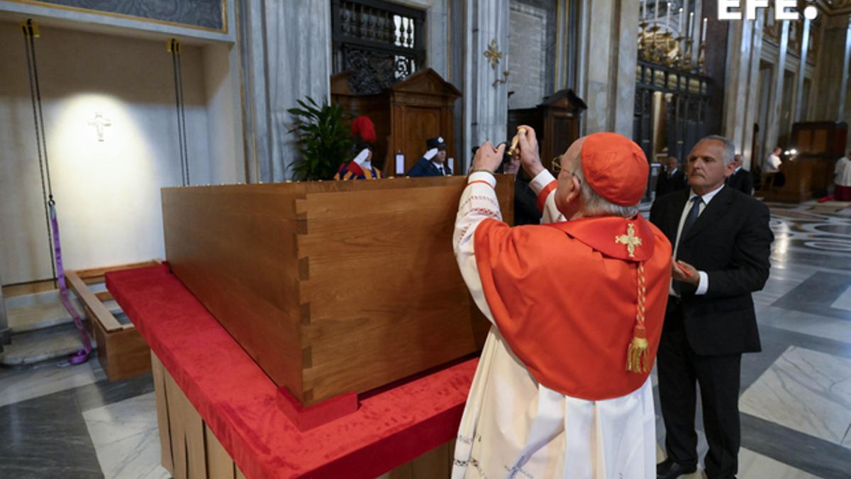 El entierro del papa Francisco se produjo ante sus familiares y el camarlengo