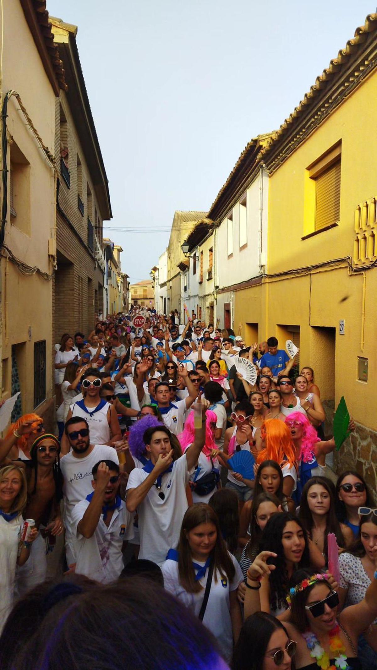Los vecinos y vecinas de Villamayor disfrutan del gran ambiente festivo.